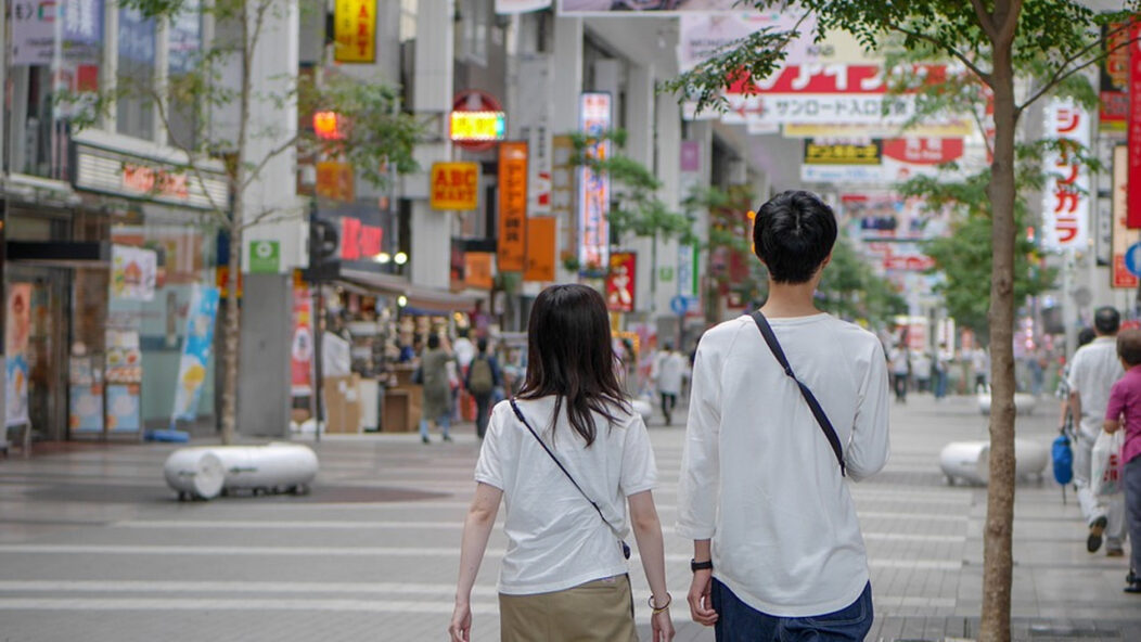 Couple japonais qui se balade dans la rue