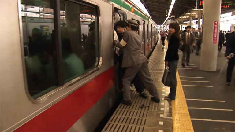 Pousseur metro Japon