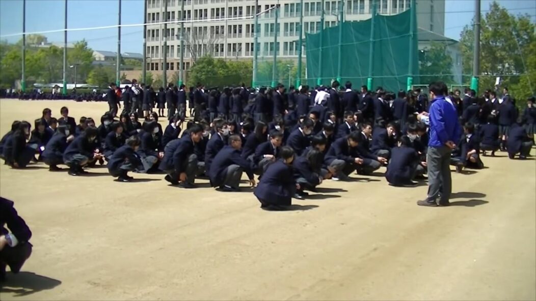 Des élèves japonais répètent leur exercice d'évacuation en cas de tremblement de terre