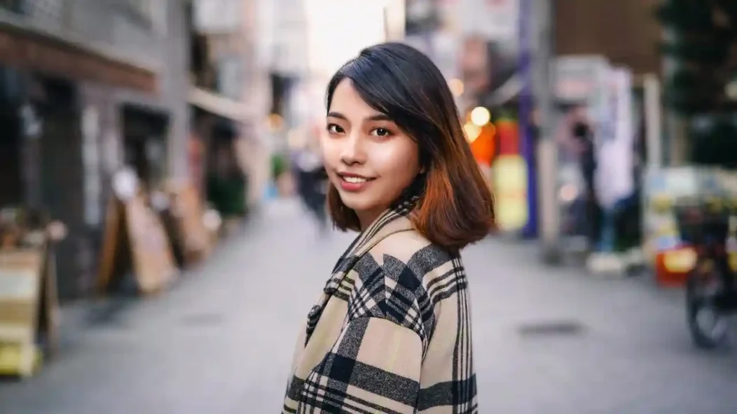 Femme japonaise dans les rues de Tokyo