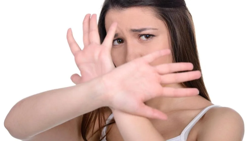 Femme qui se protege avec ses mains