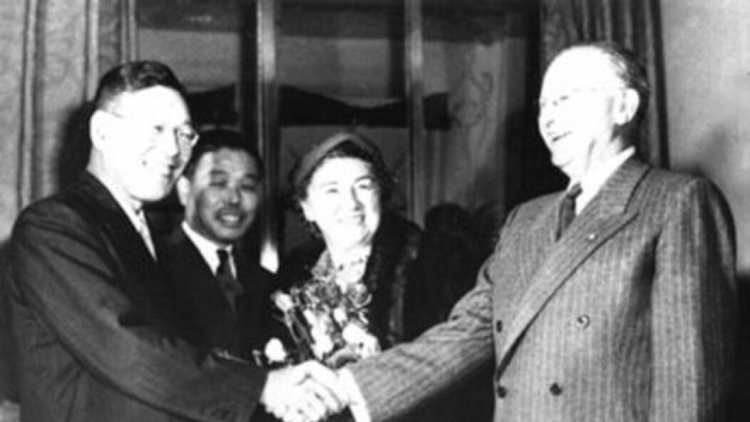 Le ministre japonais des finances Hayato Ikeda (à gauche) rencontre Joseph Dodge et sa femme (1948)