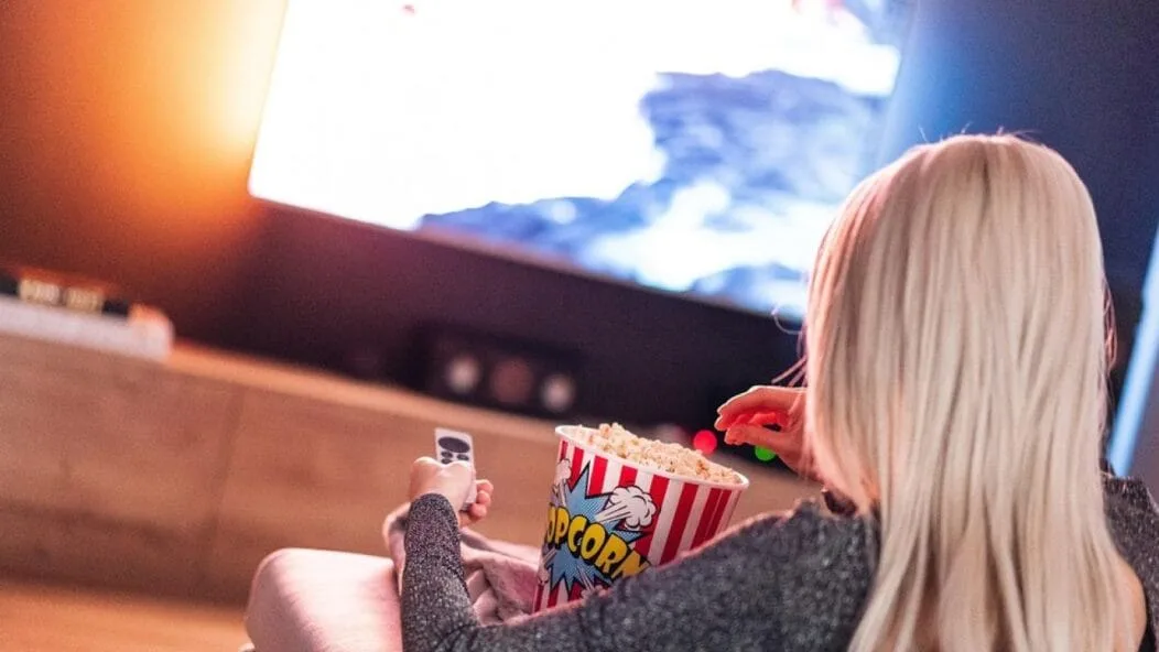 Popcorn femme devant tv