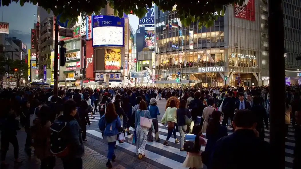 Rue de Tokyo de nuit avec beaucoup de monde