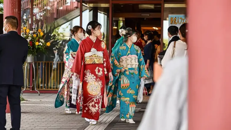 Trois japonaises en kimono