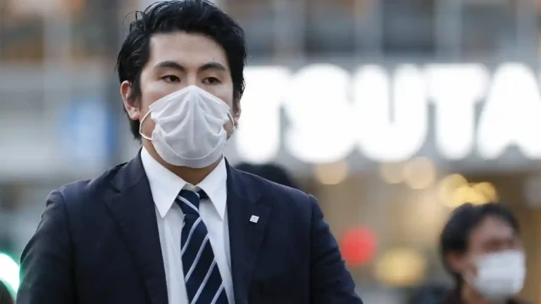 Un Japonais avec un masque