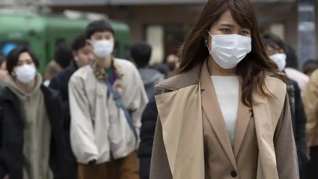 Une Japonaise qui porte le masque chirurgical