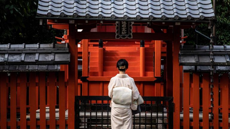 Une Japonaise devant un autel shintoiste