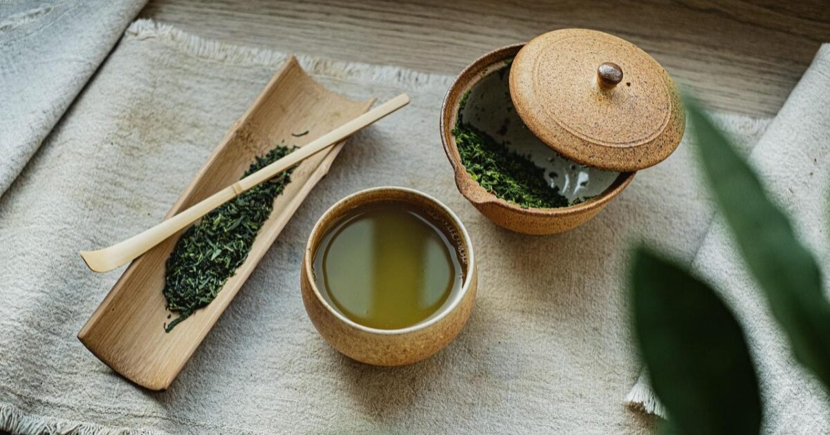 Thé vert au Japon [source url="https://pixabay.com/fr/photos/th%C3%A9-biologique-poterie-vert-6568547/"]Pixabay[/source]