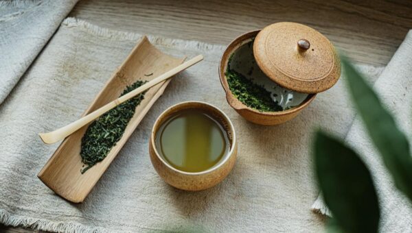 Thé vert au Japon [source url="https://pixabay.com/fr/photos/th%C3%A9-biologique-poterie-vert-6568547/"]Pixabay[/source]
