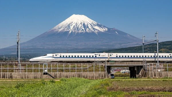 Un Shinkansen N700S de la ligne Tōkaidō passe devant le mont Fuji enneigé, au milieu des rizières de Fuji (Shizuoka)