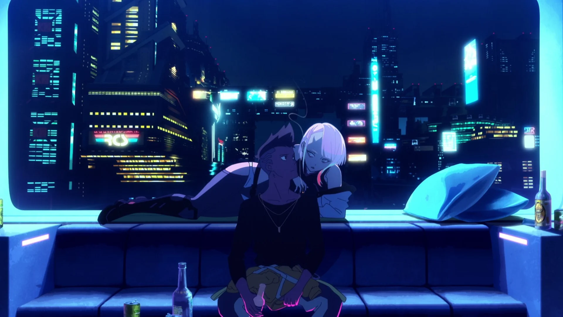 David et Lucy devant les lumières de Night City dans Cyberpunk: Edgerunners