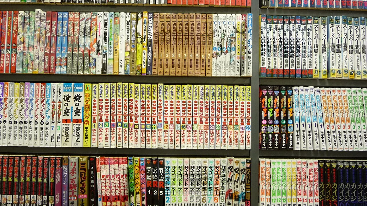 Collection de mangas alignés sur plusieurs étagères