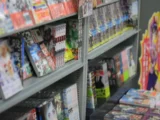 Rayonnages de mangas présentés de face, avec plusieurs séries visibles sur des étagères