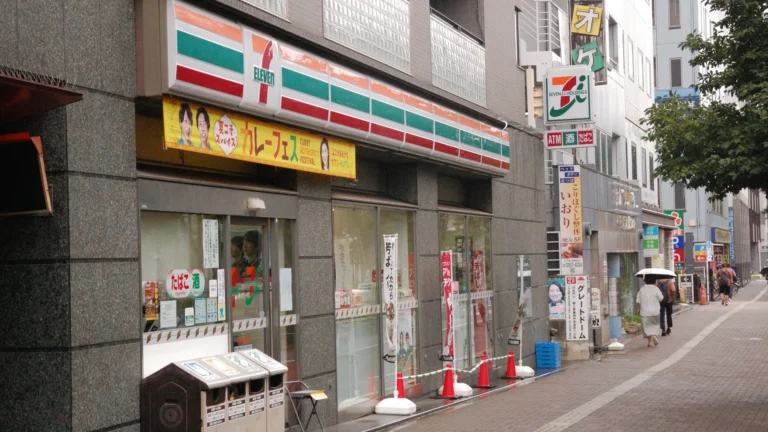 Façade d'un magasin 7-Eleven dans le quartier de Higashi-Nakano à Tokyo, photographiée en 2026