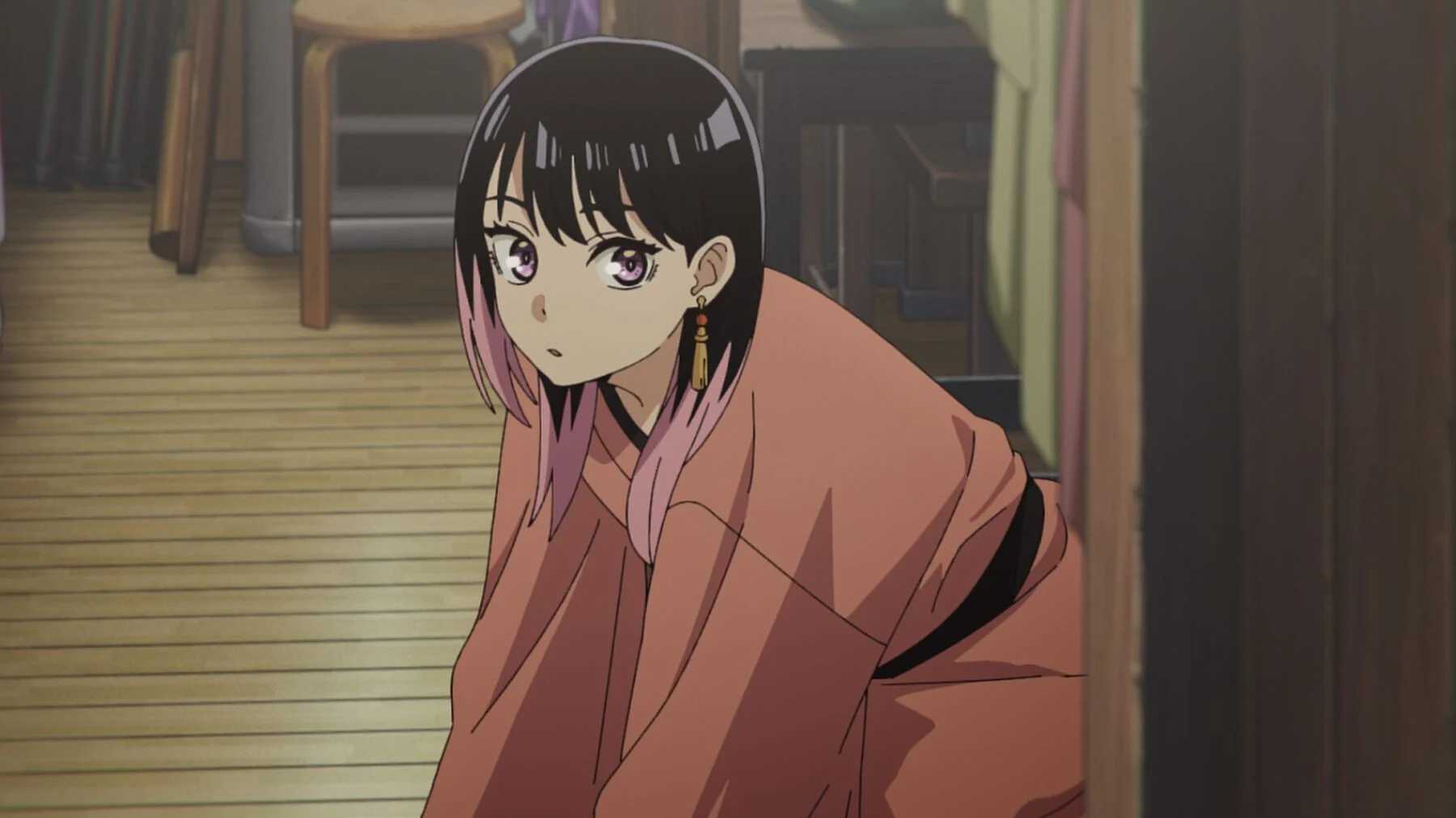 Akane en kimono de travail, à genoux dans les coulisses d'un théâtre de rakugo, dans la saison 2 d'Akane-banashi