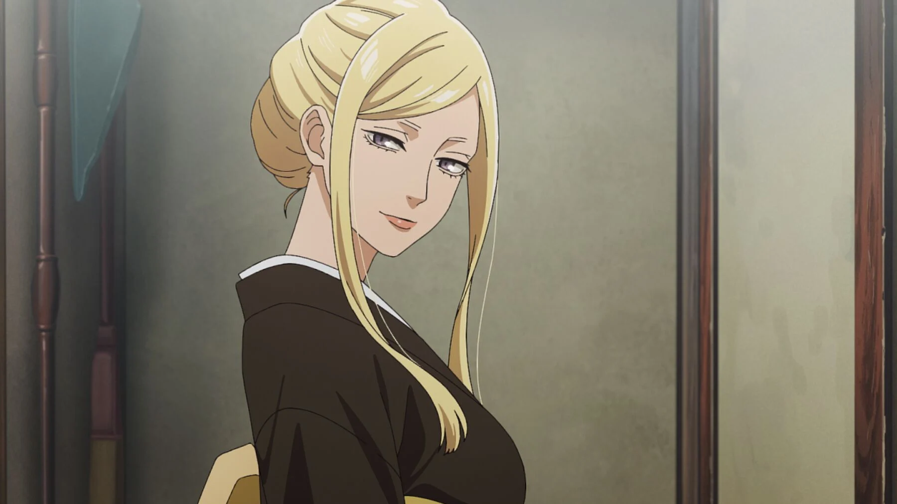 Une conteuse blonde en kimono noir sourit dans l'encadrement d'une porte, dans la saison 2 d'Akane-banashi