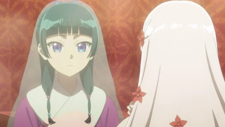 Maomao, voilée, face à Bai Niangniang aux longs cheveux blancs dans l'épisode 5 de la saison 3 des Carnets de l'apothicaire