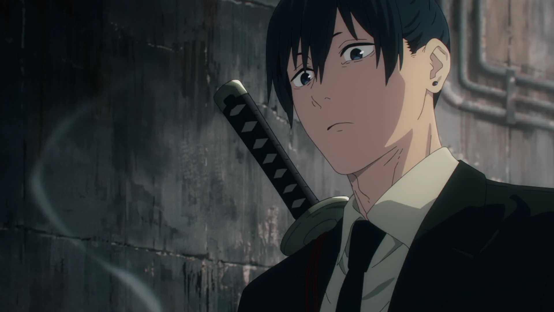 Aki Hayakawa en costume noir, son katana dans le dos, dans l’épisode 2 de Chainsaw Man
