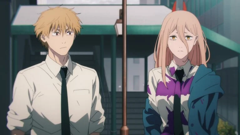 Denji en chemise et cravate à côté de Power, cornes rouges et veste bleue, dans l’épisode 3 de Chainsaw Man