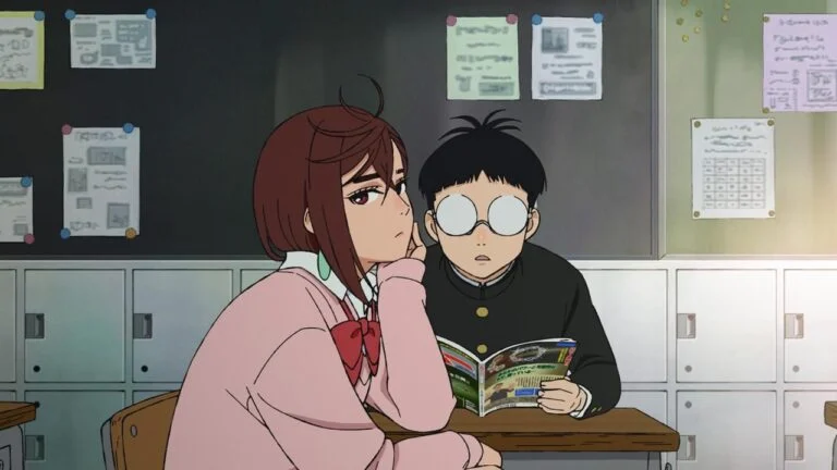 Momo Ayase et Okarun assis côte à côte au lycée dans l'épisode 1 de Dandadan