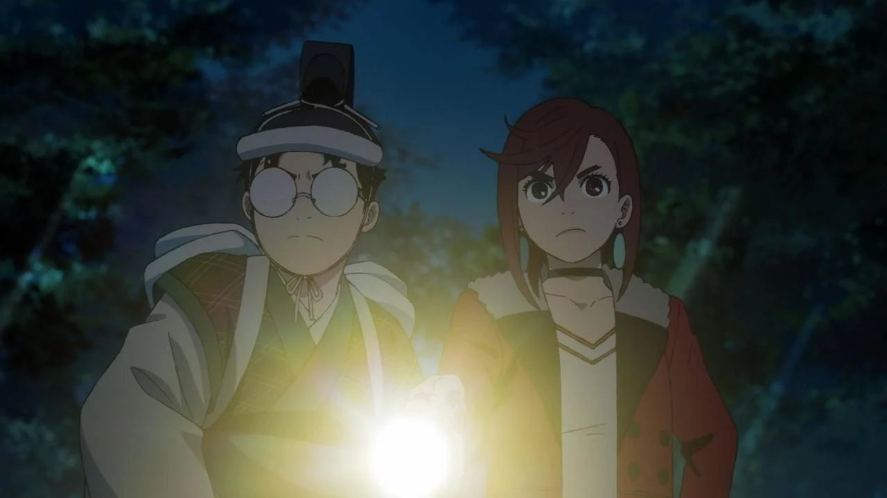 Okarun et Momo avancent de nuit avec une lampe torche dans l'épisode 4 de Dandadan