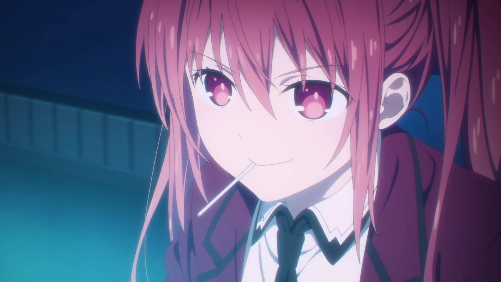 Kotori Itsuka, cheveux rouges et sucette à la bouche, sourire en coin, dans la saison 4 de Date A Live