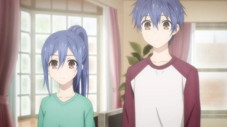 Shido Itsuka, cheveux bleus et t-shirt blanc, debout dans un salon lumineux à côté d'une jeune fille aux cheveux bleus, dans la saison 5 de Date A Live