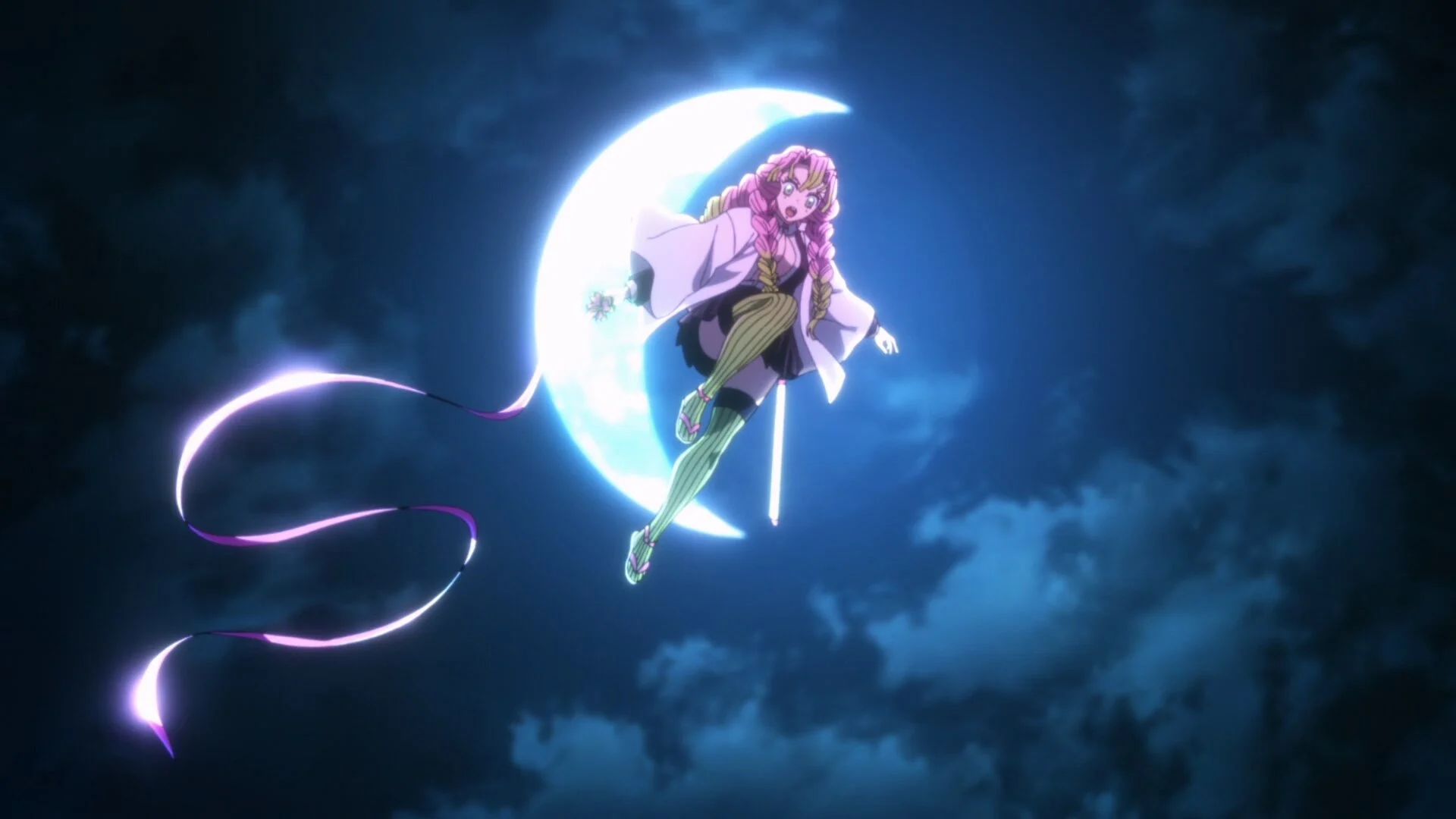 Mitsuri Kanroji, le Pilier de l’Amour, devant la lune dans l’épisode 10 du Village des forgerons