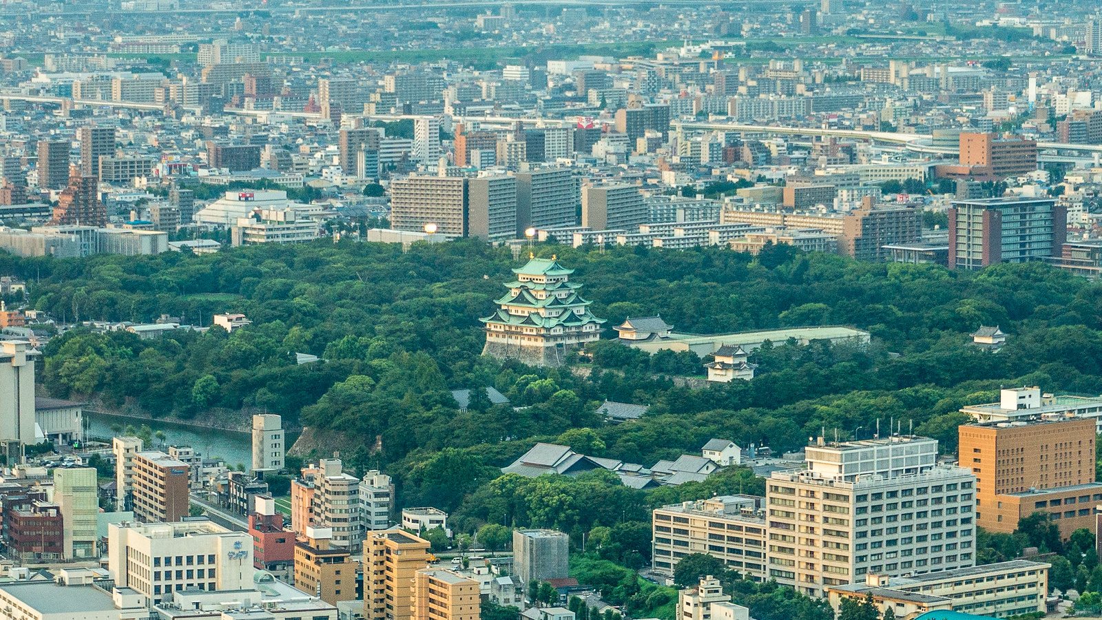 Le château de Nagoya entouré de verdure au milieu des immeubles de la ville