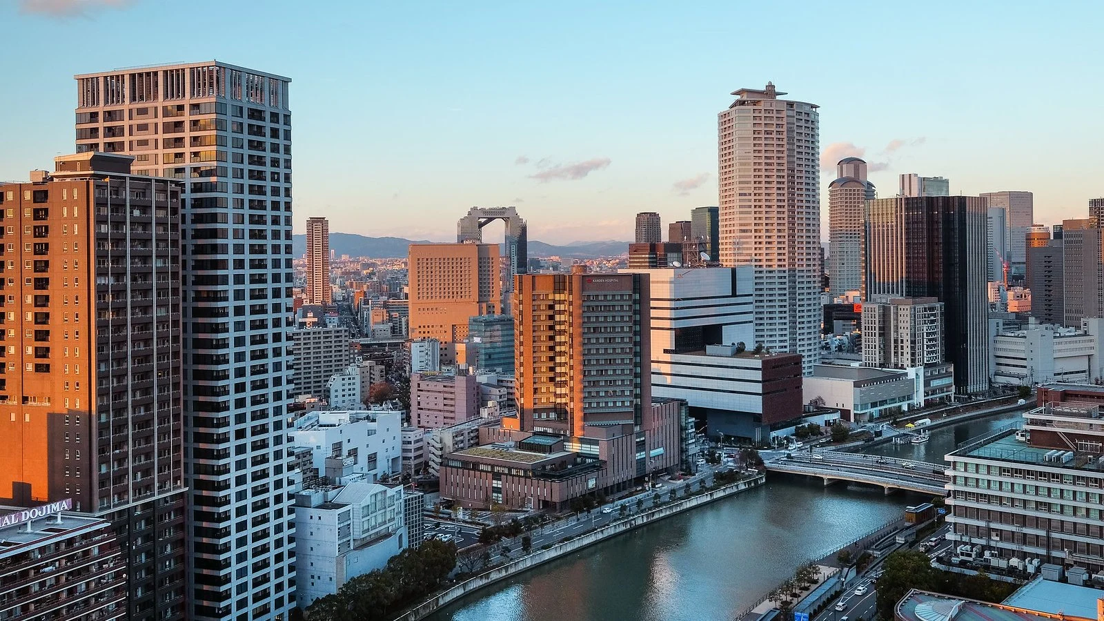 Les tours d'Osaka au bord de la rivière au coucher du soleil