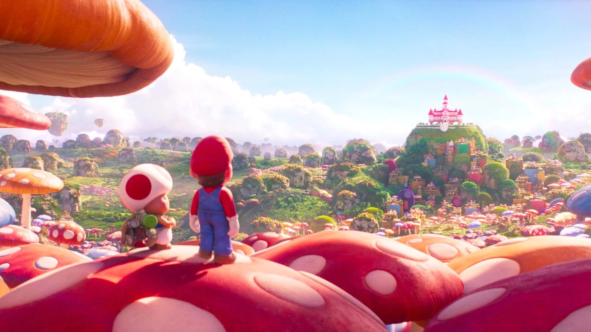 Mario et Toad, de dos, contemplent le Royaume Champignon et le château de Peach dans Super Mario Bros. le film