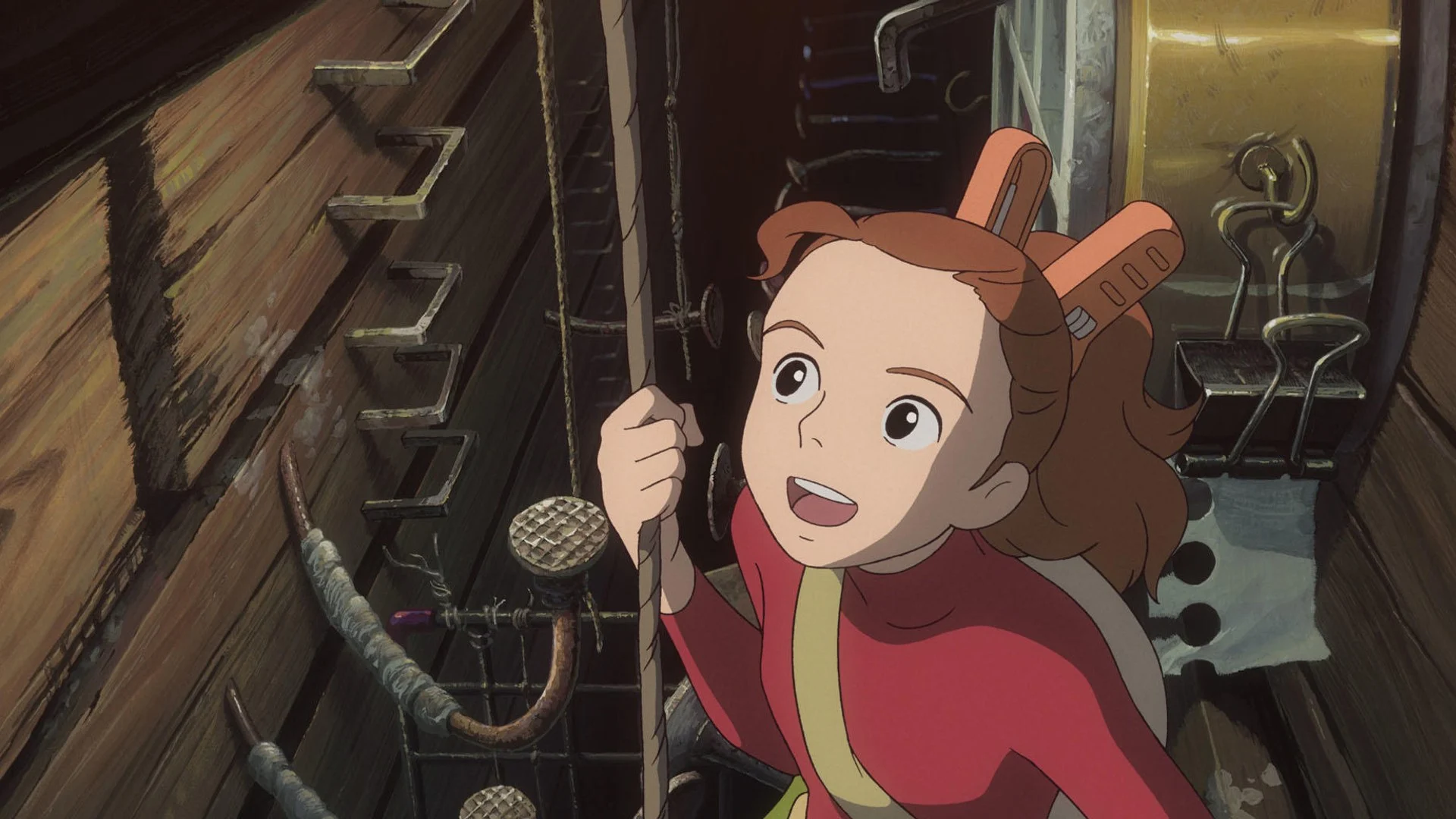 Arrietty, une pince à linge dans les cheveux, grimpe le long d’un meuble, dans Arrietty, le petit monde des chapardeurs