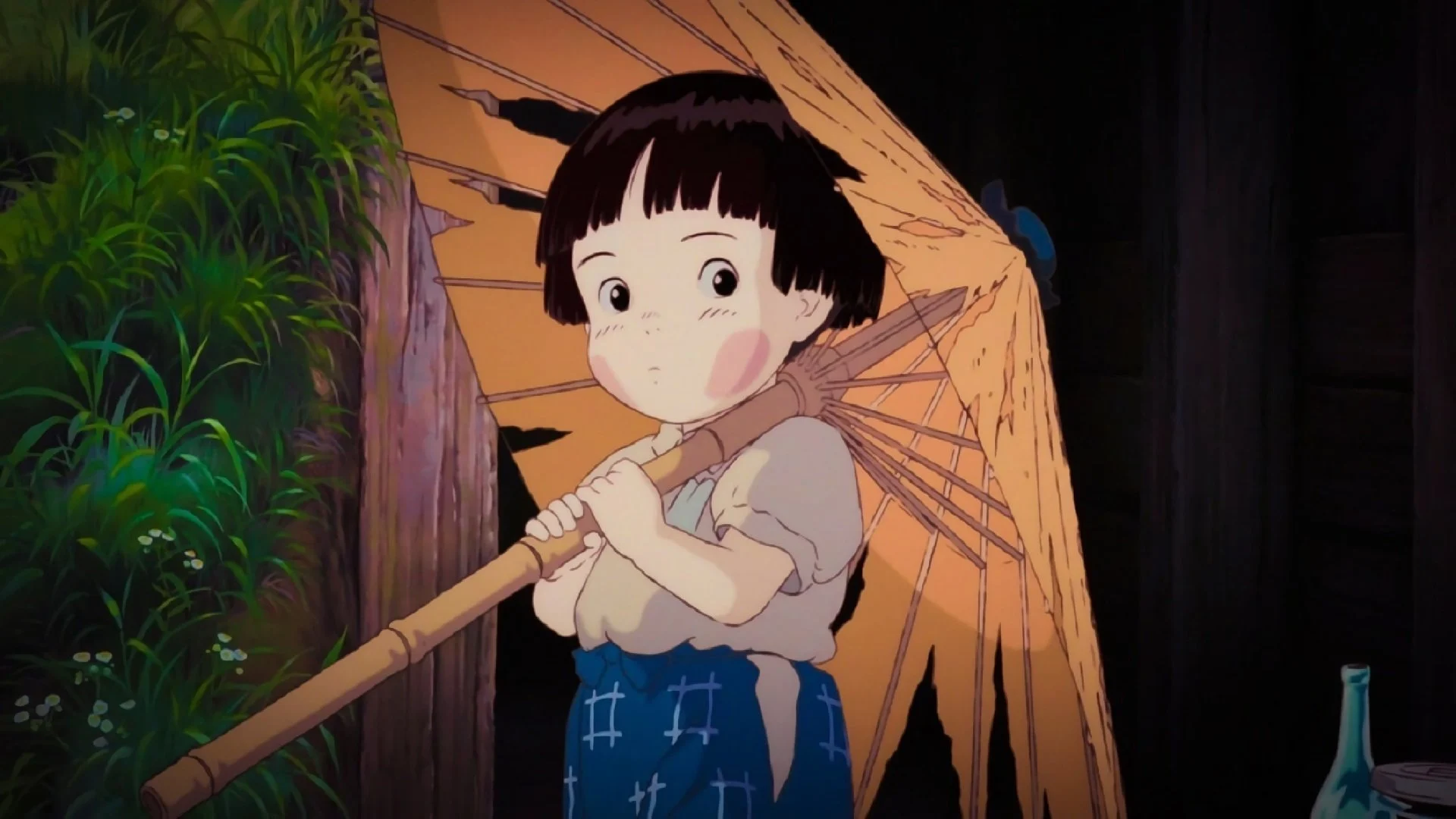 Setsuko, une ombrelle en papier déchirée sur l’épaule, dans Le Tombeau des lucioles