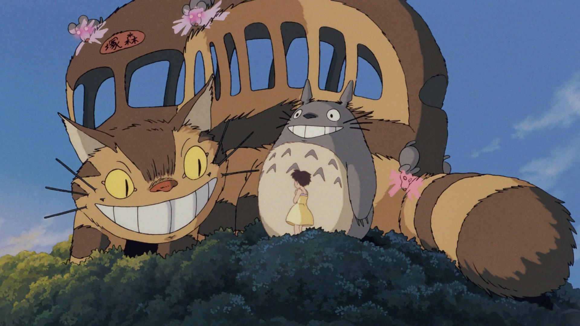 Le Chatbus, grand sourire aux lèvres, et Totoro côte à côte dans Mon voisin Totoro