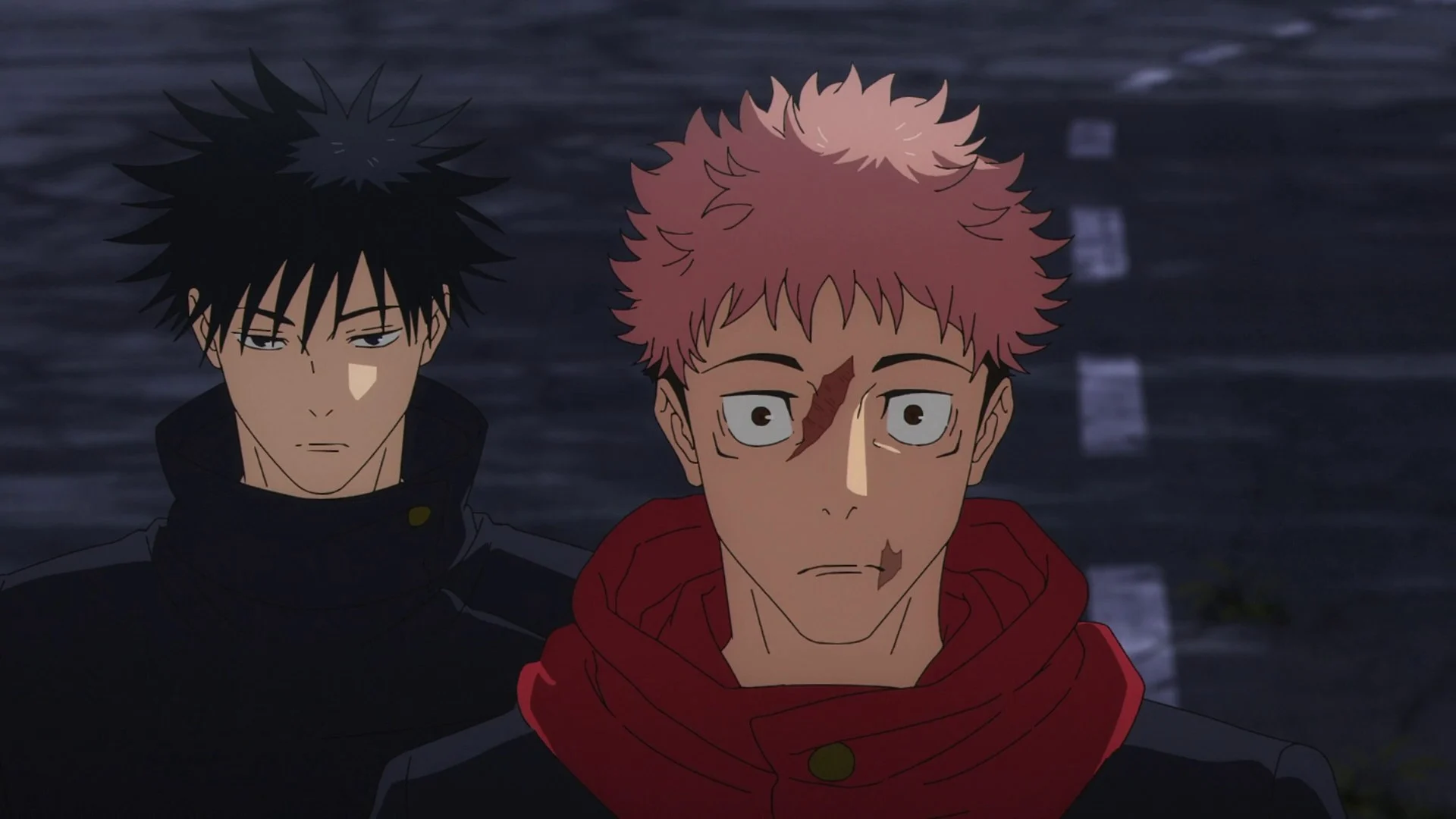 Megumi Fushiguro et Yuji Itadori, le visage marqué, de nuit dans l’épisode 52 de Jujutsu Kaisen