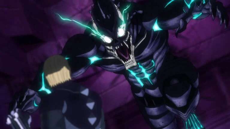 Kafka Hibino transformé en Kaiju n° 8, corps noir parcouru de lignes lumineuses bleues, dans l'anime Kaiju No.8