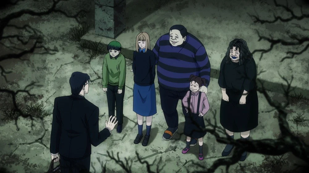 Une famille inquiétante réunie la nuit dans l'épisode 1 de Maniac par Junji Itō