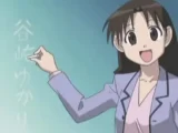 Yukari-sensei, professeure d’anime, écrit son nom en japonais à la craie sur un tableau de classe
