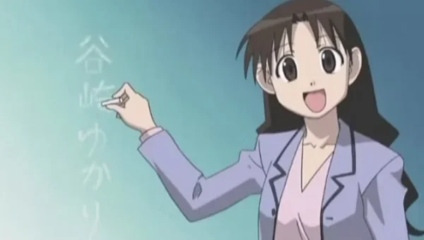 Yukari-sensei, professeure d’anime, écrit son nom en japonais à la craie sur un tableau de classe