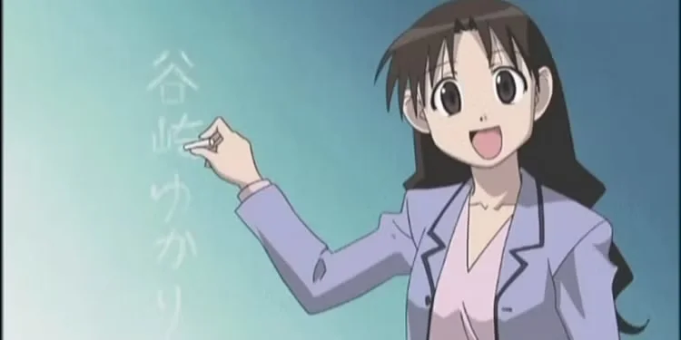 Yukari-sensei, professeure d’anime, écrit son nom en japonais à la craie sur un tableau de classe