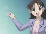 Yukari-sensei, professeure d’anime, écrit son nom en japonais à la craie sur un tableau de classe