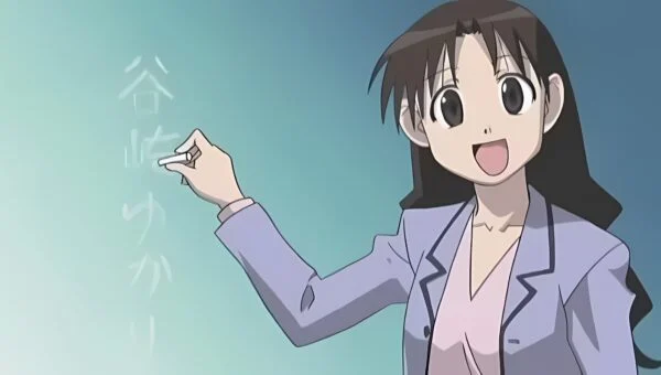 Yukari-sensei, professeure d’anime, écrit son nom en japonais à la craie sur un tableau de classe