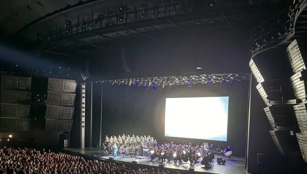 La grande salle du Palais des Congrès de Paris pendant le NieR:Orchestra Concert 12026, orchestre et chœur sur scène sous l'écran géant