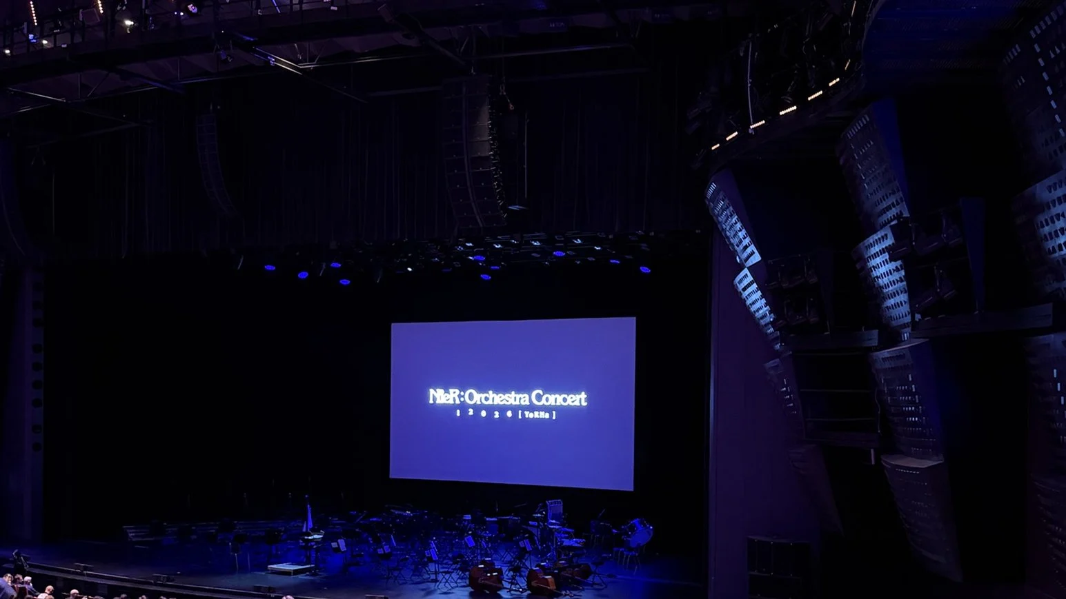 La scène du Palais des Congrès de Paris avant le NieR:Orchestra Concert 12026, titre du concert affiché sur l'écran géant