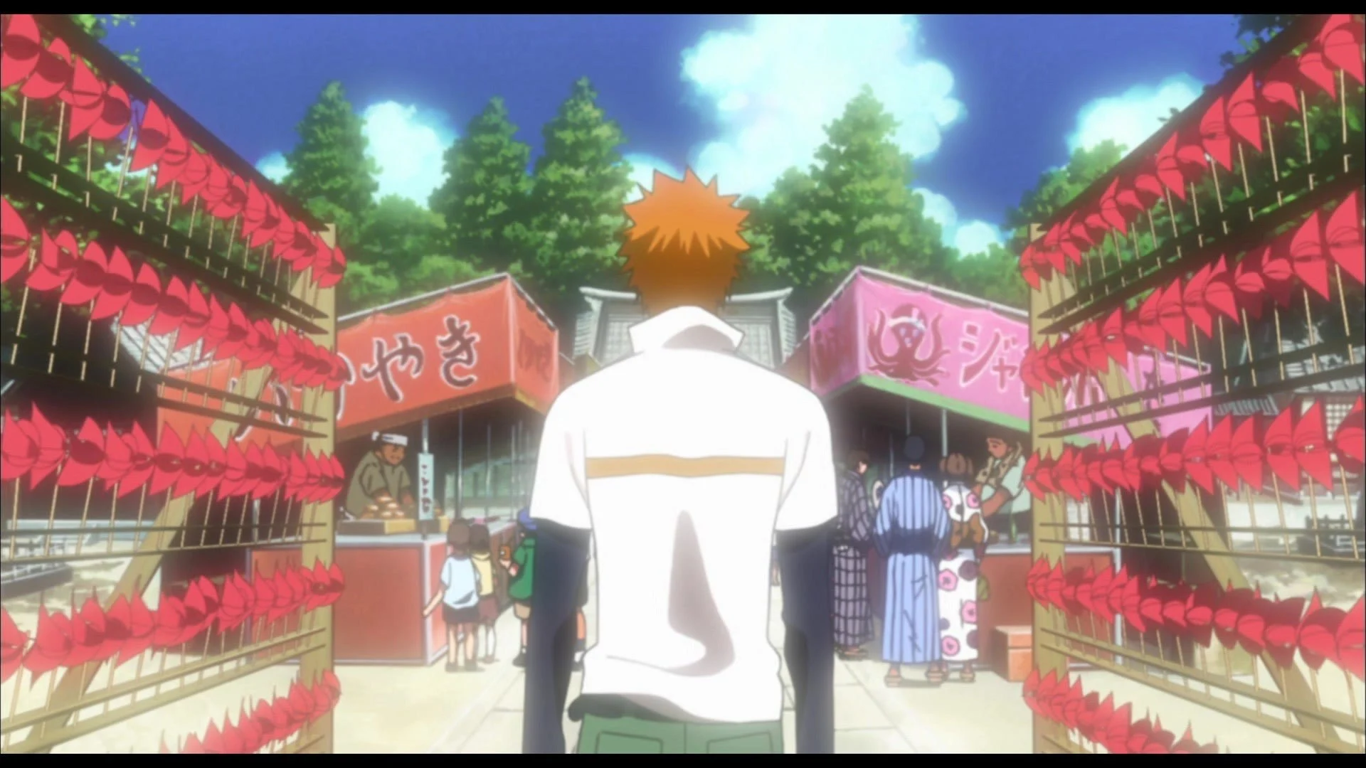 Ichigo Kurosaki marche dans une allée de fête bordée de moulins à vent rouges dans Bleach: Memories of Nobody