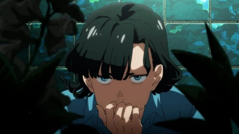 Toshiro Kamiya, la main devant la bouche, l'air inquiet derrière des feuillages dans Fool Night