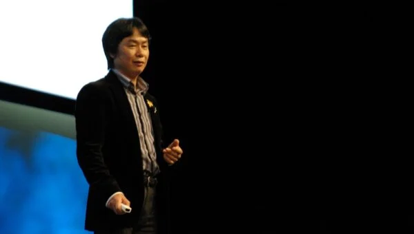 Shigeru Miyamoto, créateur de Mario et de Zelda, s'exprimant sur scène lors d'une conférence