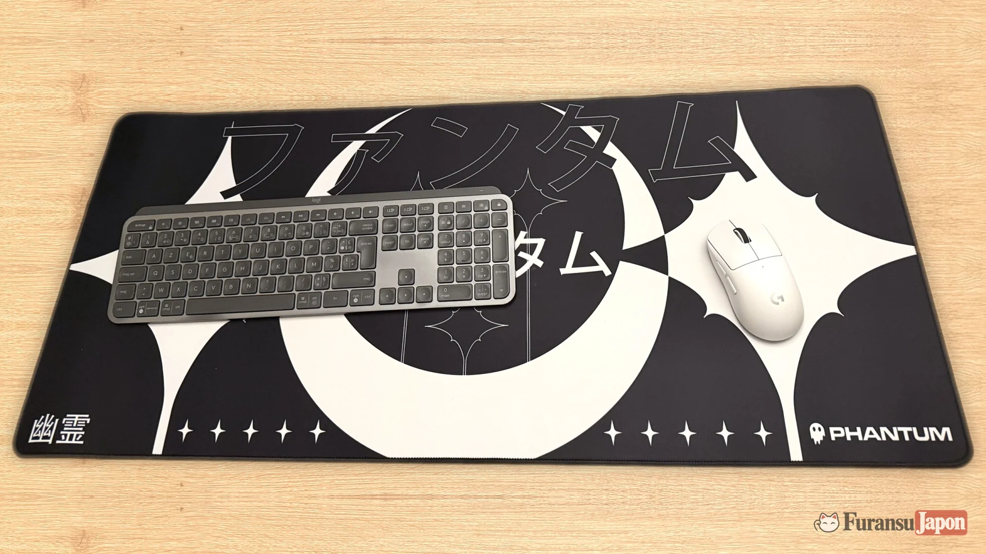 Clavier complet et souris sans fil posés ensemble sur le tapis de souris Phantum Noctis de 90 × 40 cm