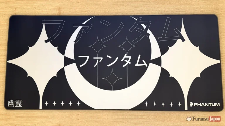 Tapis de souris Phantum Noctis noir vu de dessus, avec son croissant de lune blanc, ses étoiles et l'inscription ファンタム en katakana